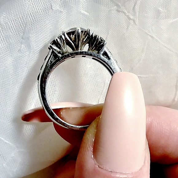 Ladies size 8 .925 Silver ring - Picture 5 of 5